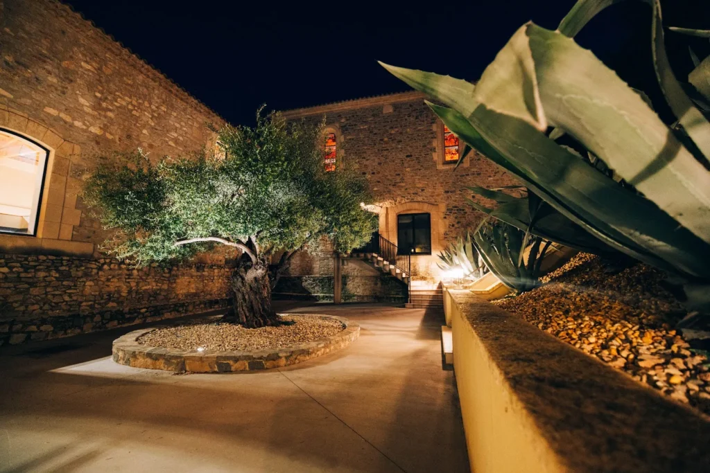 La cour illuminée du Mas Tamariguières à la tombée du soir à Marsillargues