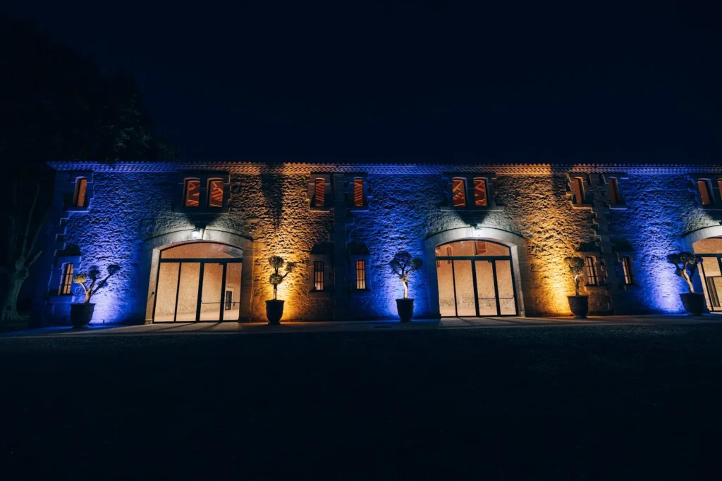 Façade en pierre illuminée du Mas Tamariguières à Marsillargues