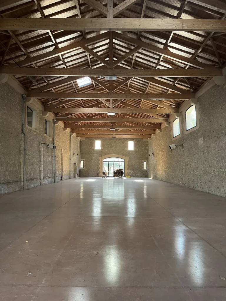 Grande salle de réception en pierre du Mas Tamariguières à Marsillargues