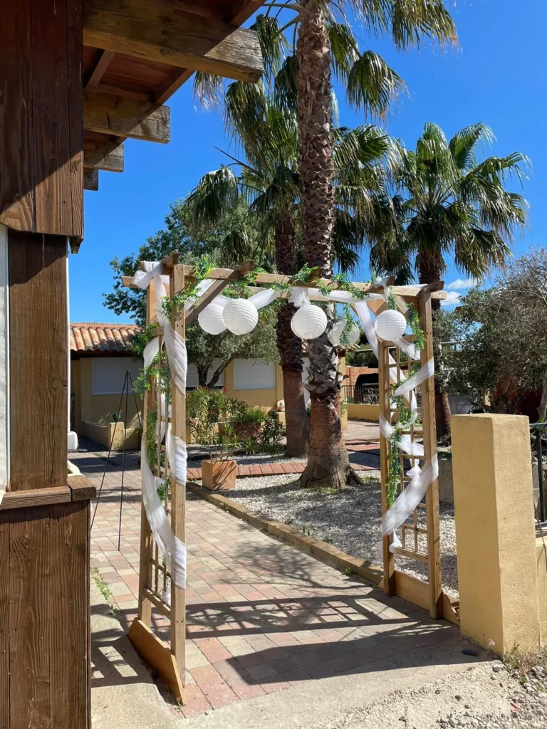 Arche de cérémonie sous les palmiers au Mas Valero à Lattes