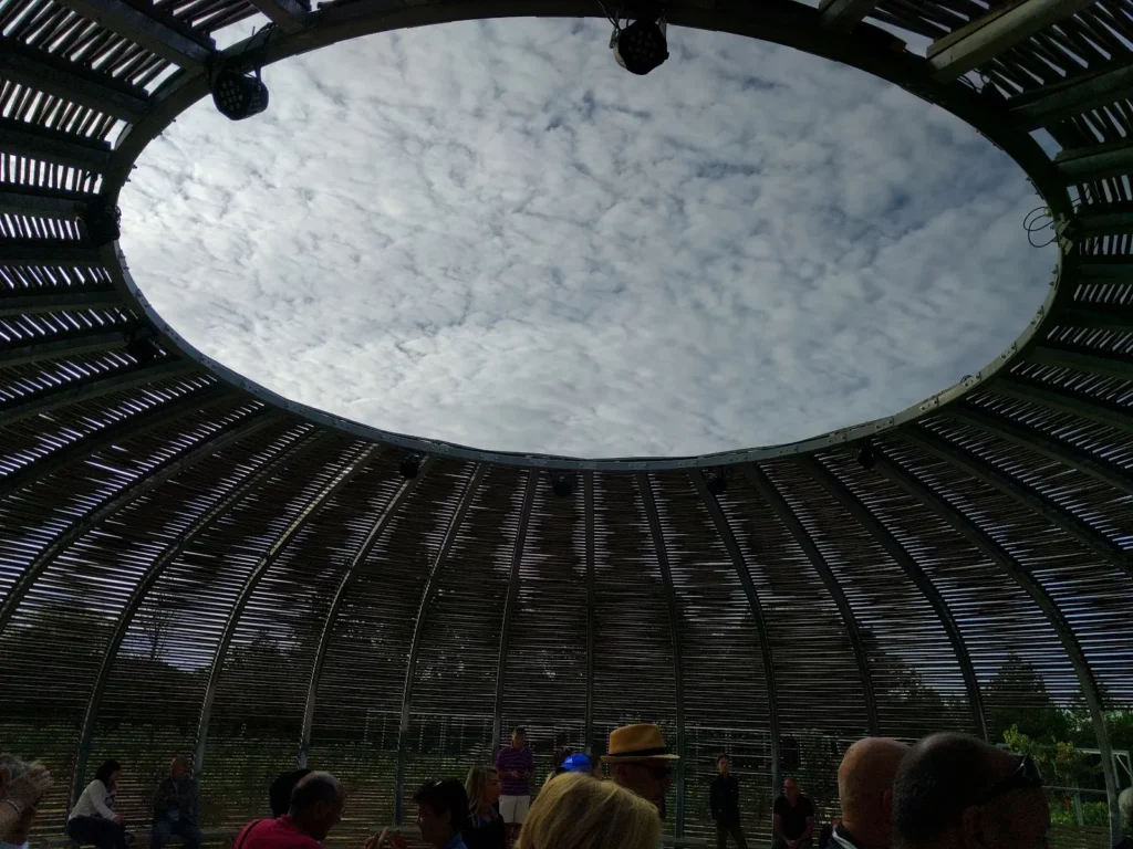 Grande salle événementielle voûtée du domaine Viavino à Saint-Christol