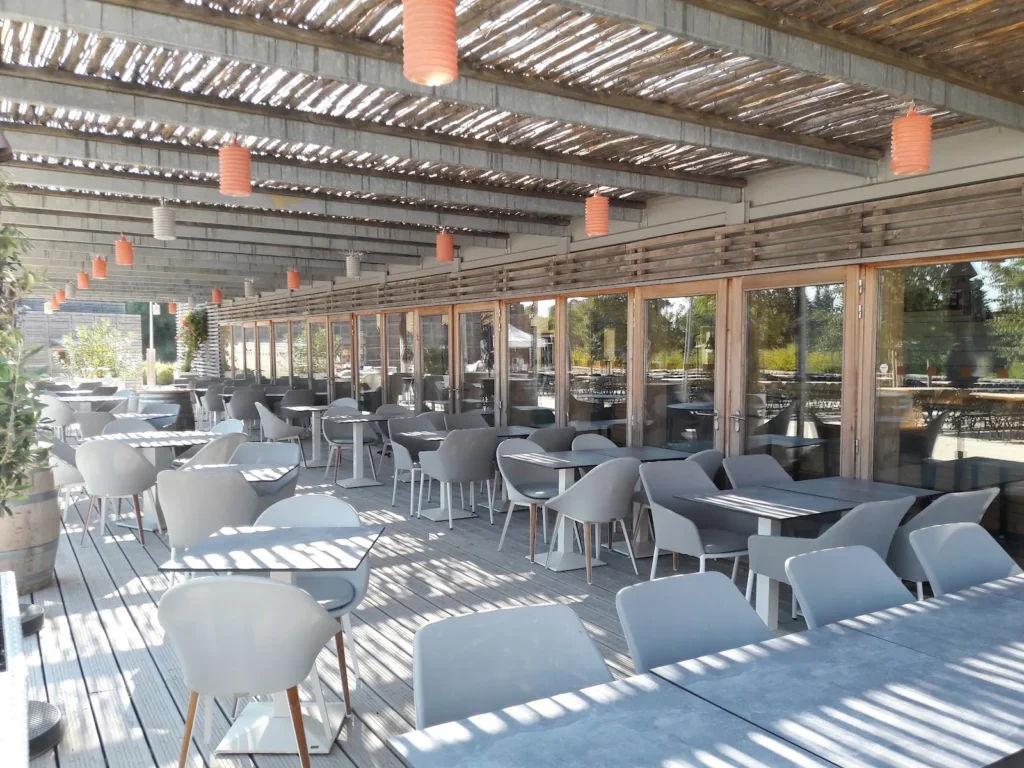 Terrasse couverte dressée pour une réception au domaine Viavino à Saint-Christol