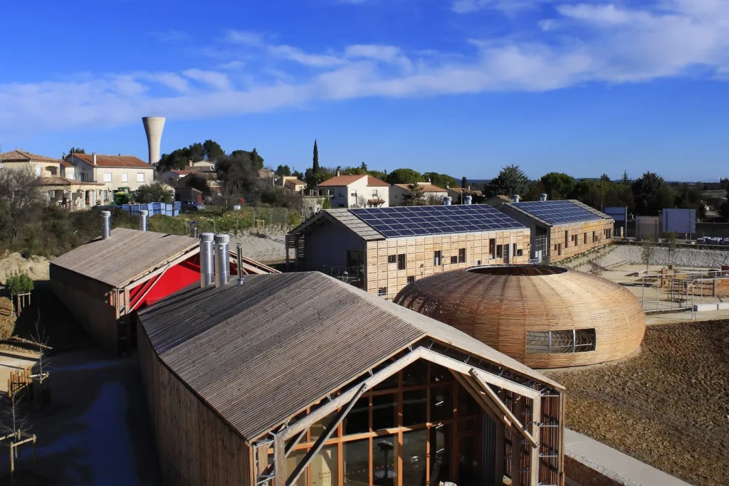 Vue aérienne du domaine œnotouristique Viavino à Saint-Christol