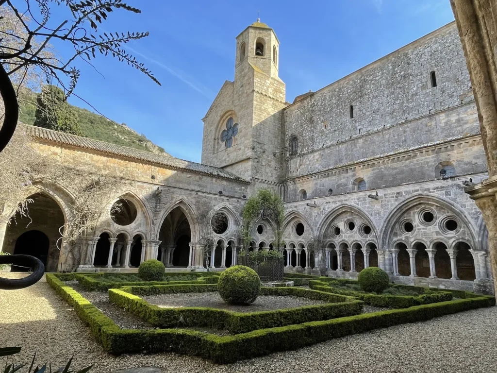 Abbaye de Fontfroide cloître façade mariage Narbonne