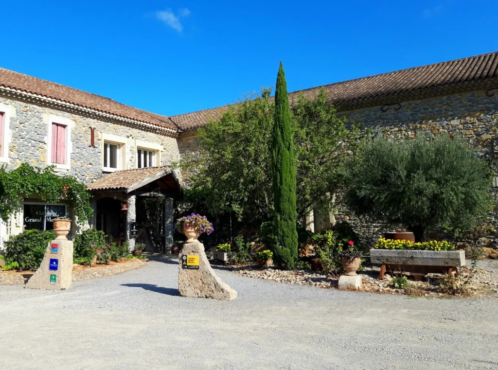 Façade en pierre du Château Grand Moulin à Lézignan-Corbières