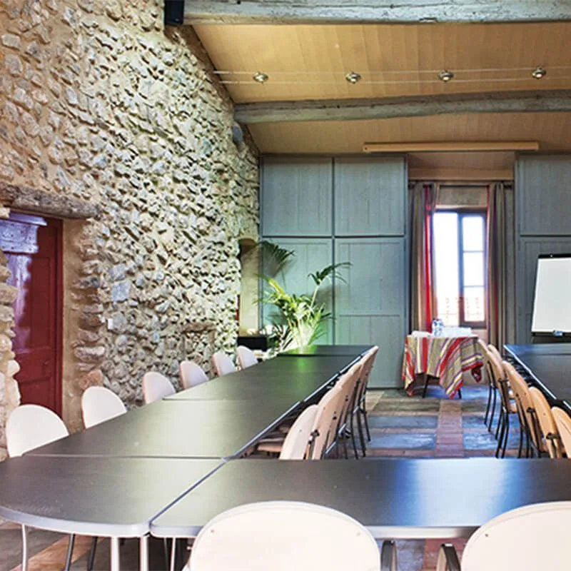 Salle de séminaire voûtée en pierre apparente aménagée en U, Château Le Bouïs Gruissan