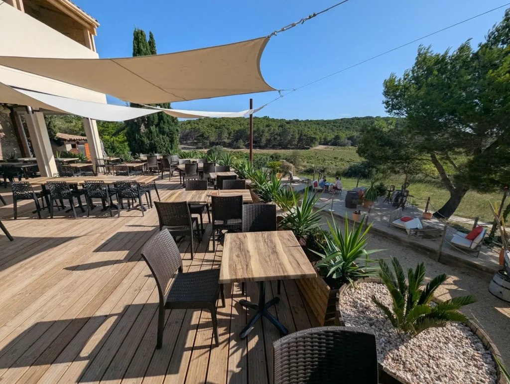 Terrasse ombragée avec voiles tendues pour une réception en soirée, Château Le Bouïs Gruissan