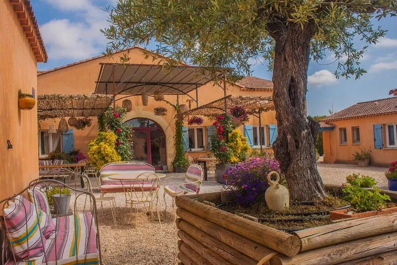 Le Mas des Sagnes - domaine mariage Collias Gard - terrasse patio
