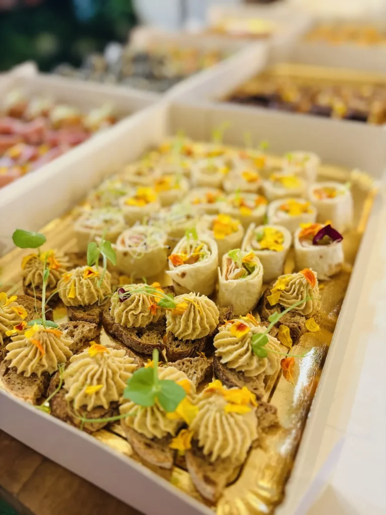 Plateau de canapés salés sur pain noir et mini-wraps garnis de pousses et fleurs comestibles — Hâpy Traiteur, Béziers