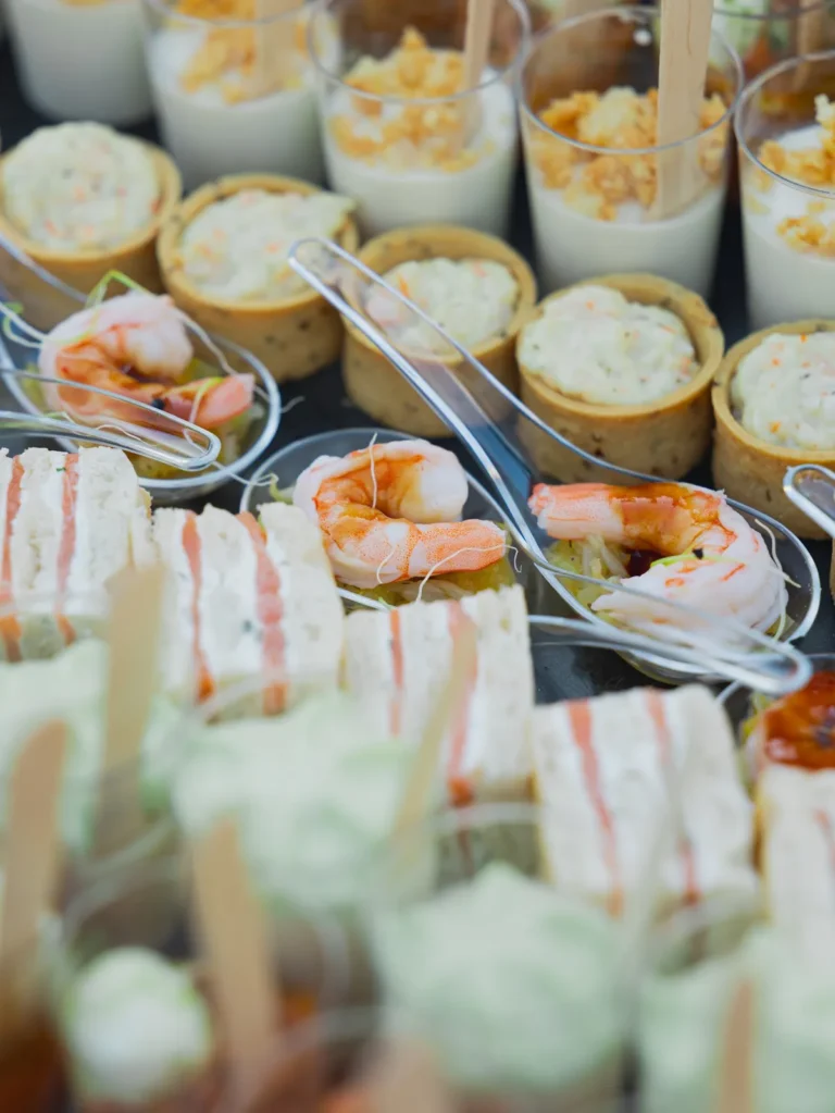 Pièces cocktails variées sur un plateau avec verrines, mini-quiches et petits sandwichs — Les Savouries, traiteur de mariage à Béziers