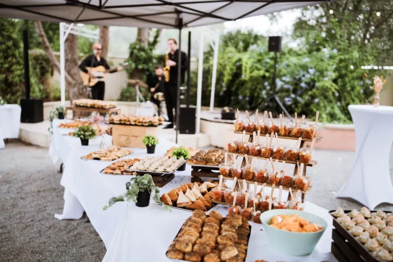 Buffet de traiteur en extérieur avec mini-burgers, verrines et petits fours — Aux Saveurs de Capucine, traiteur de mariage à Béziers