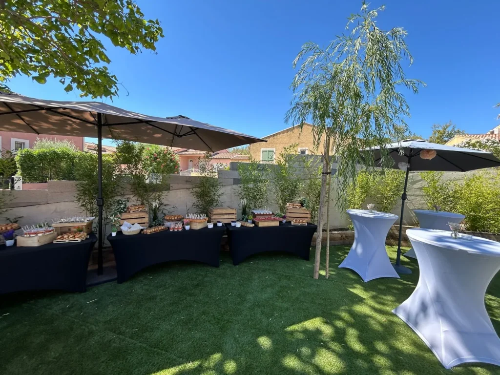 Espace extérieur aménagé pour un cocktail de mariage avec buffets et mange-debout — Aux Saveurs de Capucine, traiteur de mariage à Béziers