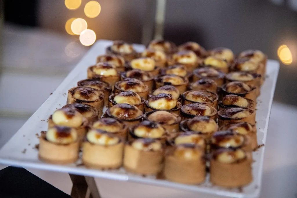 Plateau de mini-desserts individuels au dessus caramélisé — Camille Réceptions, Clermont-l’Hérault