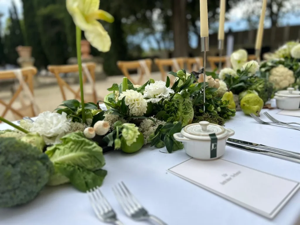 Table de mariage dressée en extérieur avec centre de table végétal et vaisselle — Camille Réceptions, Clermont-l’Hérault