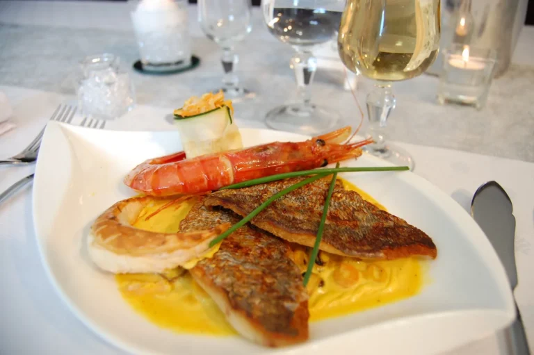 Plat de filets de poisson, crevette, vol-au-vent et sauce crémeuse jaune — Les Traiteurs d’Occitanie, mariages à Coursan
