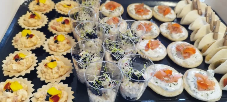 Assortiment de pièces cocktails avec tartelettes, verrines caviar et blinis saumon fumé — Mélanie Traiteur, mariages à Cuxac-d’Aude