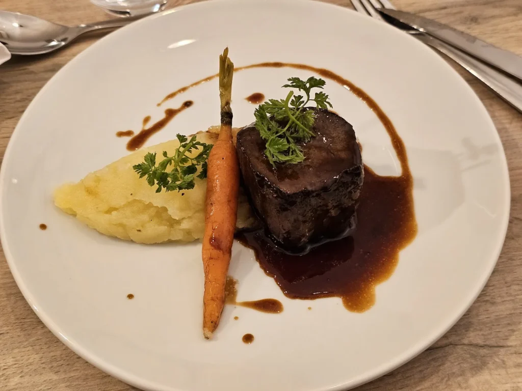 Plat principal de viande en sauce, purée de pommes de terre, carotte et persil frais — Traiteur L’Évidence, Lattes