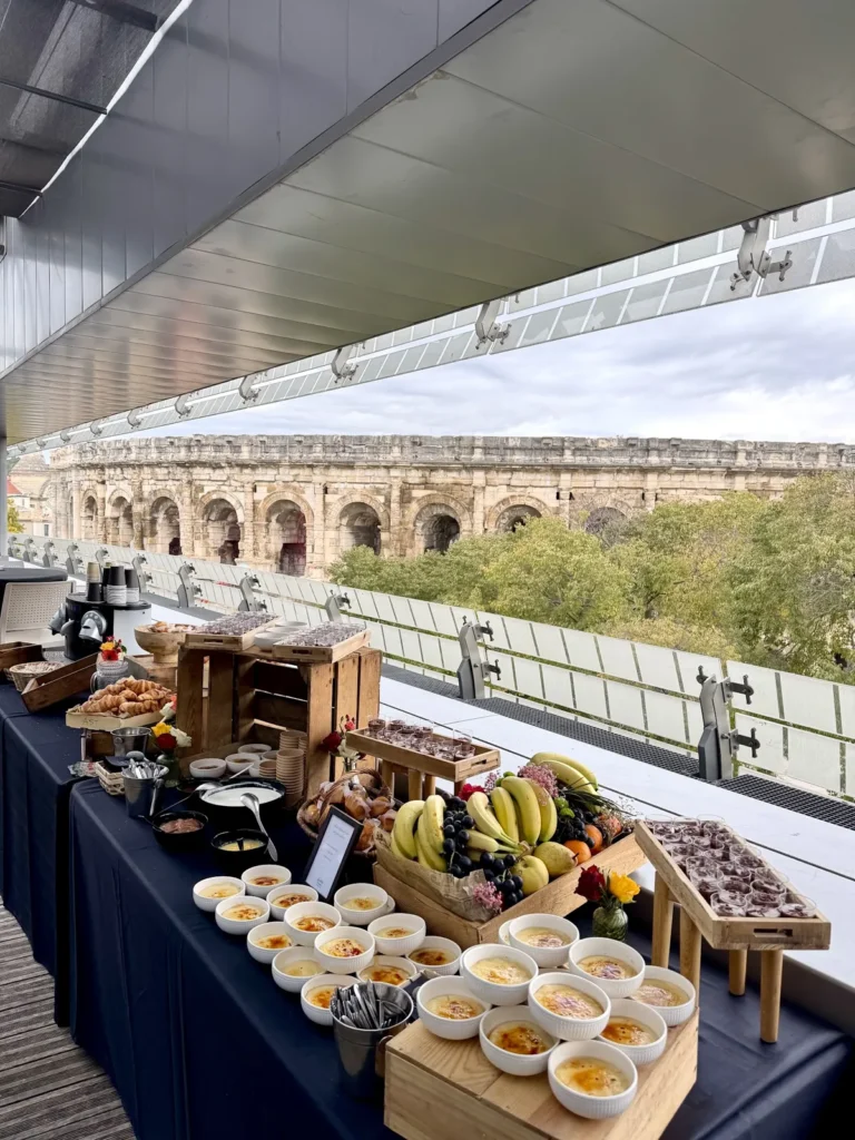 Buffet de desserts et de fruits frais en terrasse, face aux arènes de Nîmes — La Petite Cuisine, Manduel