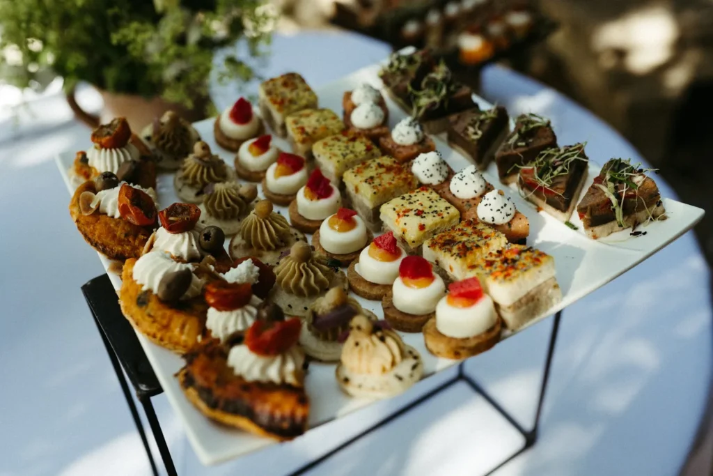 Assortiment de petits fours salés et sucrés pour un cocktail de mariage en plein air — Traiteur d’Amélie, Mauguio