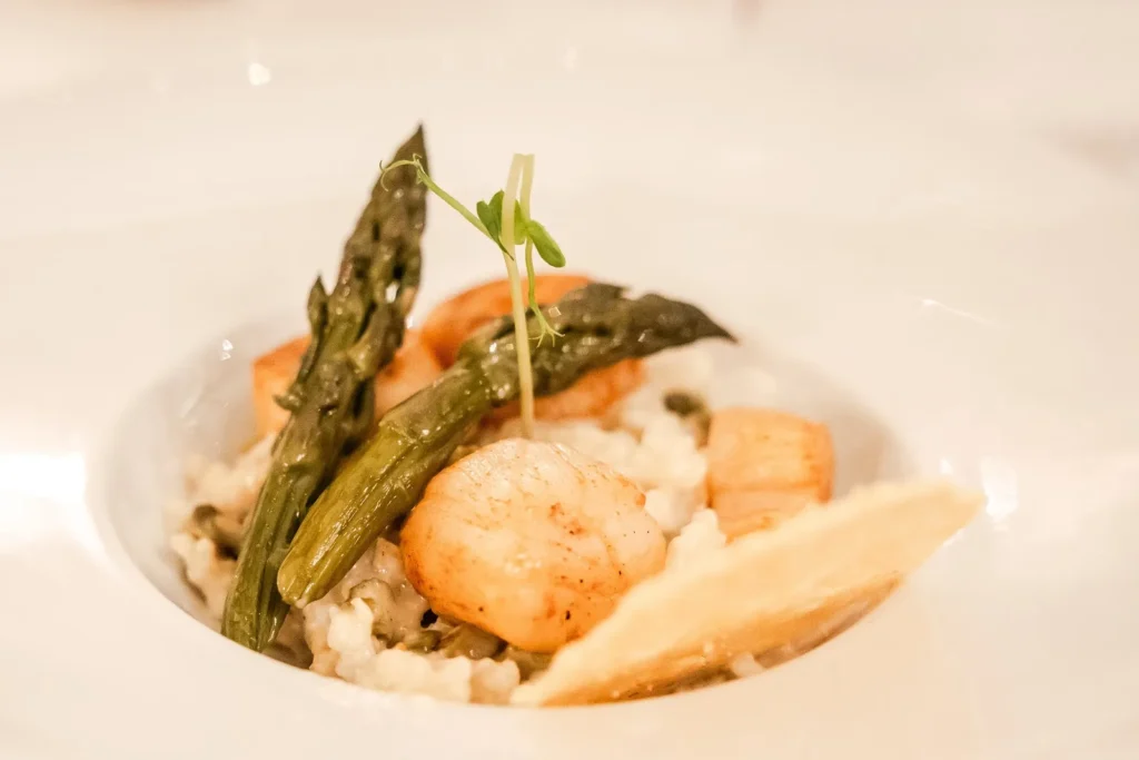 Plat de noix de Saint-Jacques poêlées, asperges vertes et risotto crémeux — La Ferme des Saveurs, Méjannes-lès-Alès