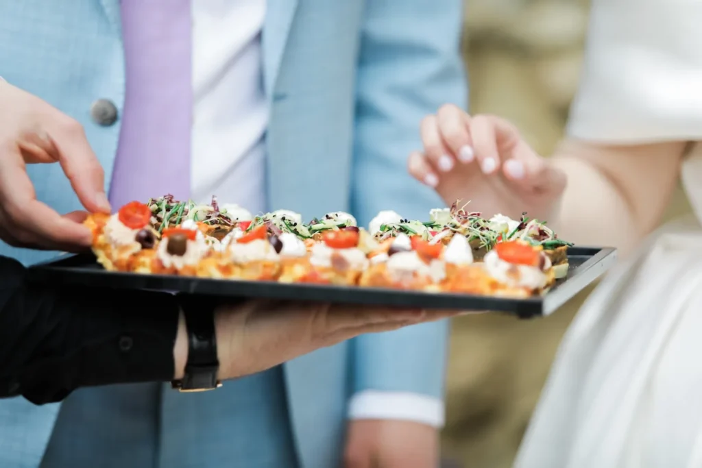 Pièces cocktail variées garnies de tomates cerises, olives et herbes sur un plateau — La Ferme des Saveurs, traiteur de mariage à Méjannes-lès-Alès
