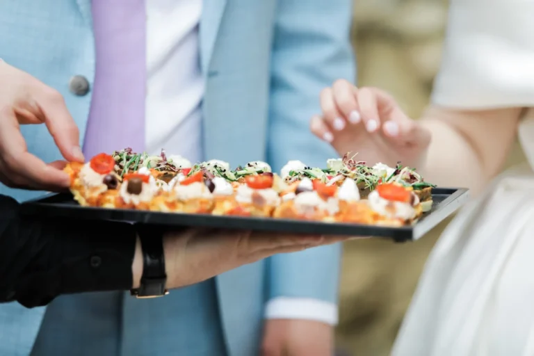 Pièces cocktail variées garnies de tomates cerises, olives et herbes sur un plateau — La Ferme des Saveurs, traiteur de mariage à Méjannes-lès-Alès