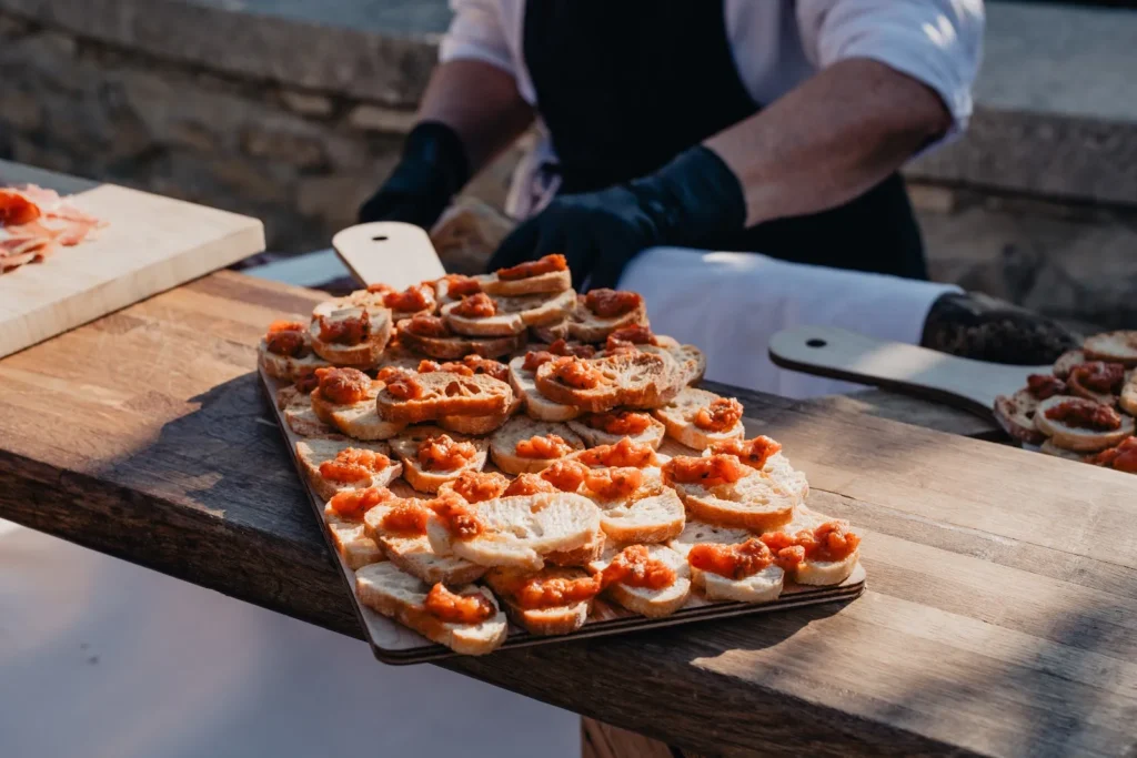Toasts garnis de sauce tomate disposés sur une planche en bois — La Ferme des Saveurs, Méjannes-lès-Alès
