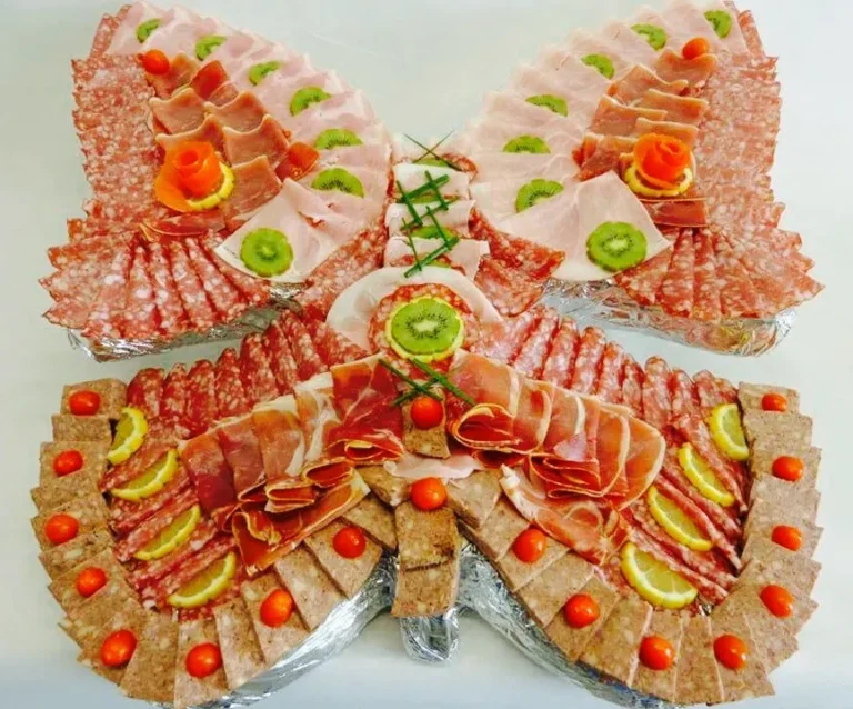 Plateau de charcuterie et de crudités disposé en forme de papillon — Au Délice Provençal, traiteur de mariage à Milhaud