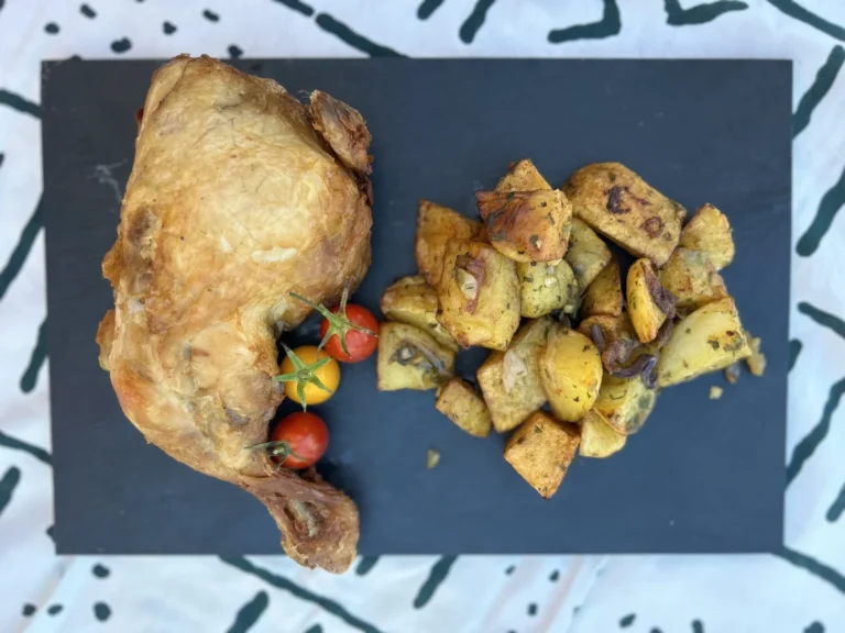 Cuisse de poulet rôtie accompagnée de pommes de terre et tomates cerises sur ardoise — ABANA Traiteur Africain, mariages à Montpellier