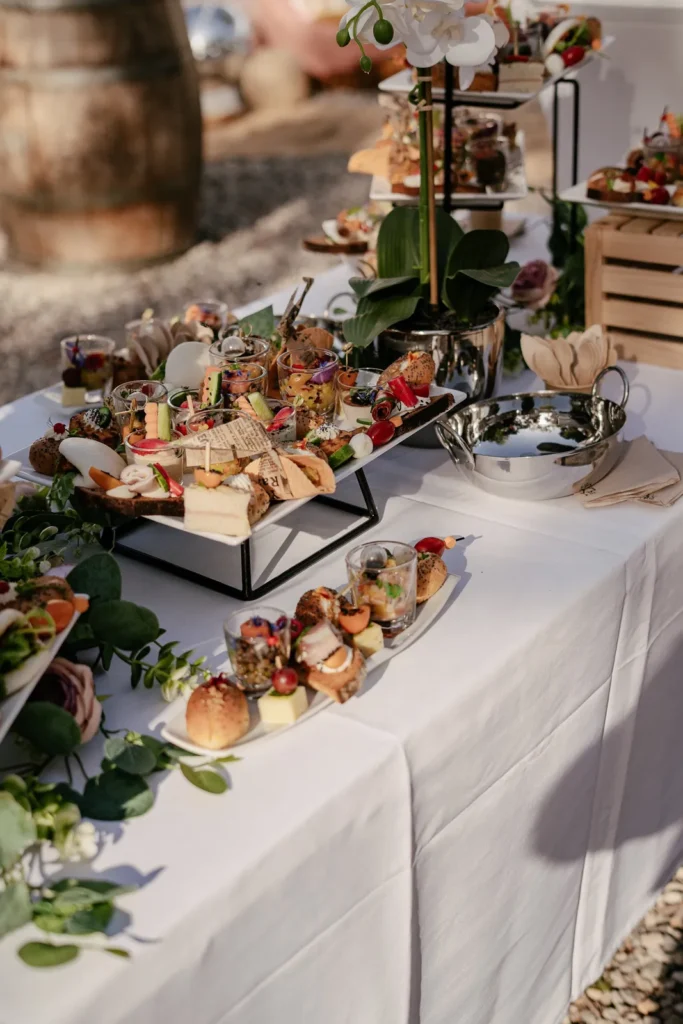 Table de réception extérieure avec un buffet de pièces cocktails et verrines — Audrey Traiteur et Saveurs, Murviel-lès-Béziers