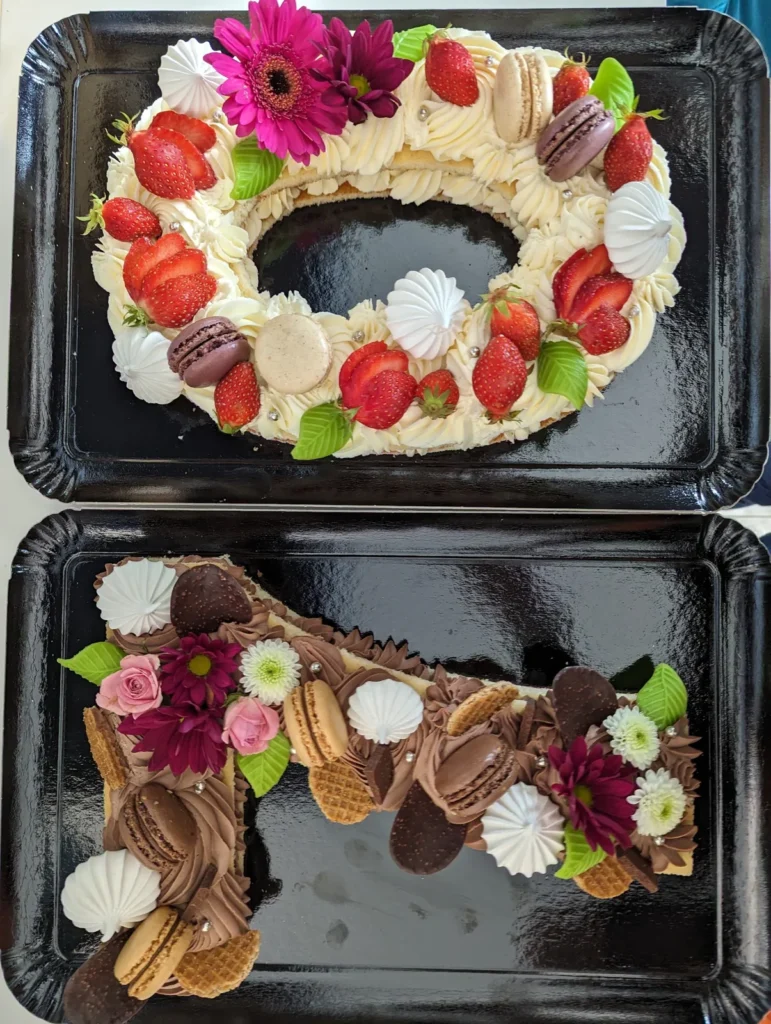 Deux gâteaux en forme de chiffres décorés de fraises et macarons — Audrey Traiteur et Saveurs, Murviel-lès-Béziers