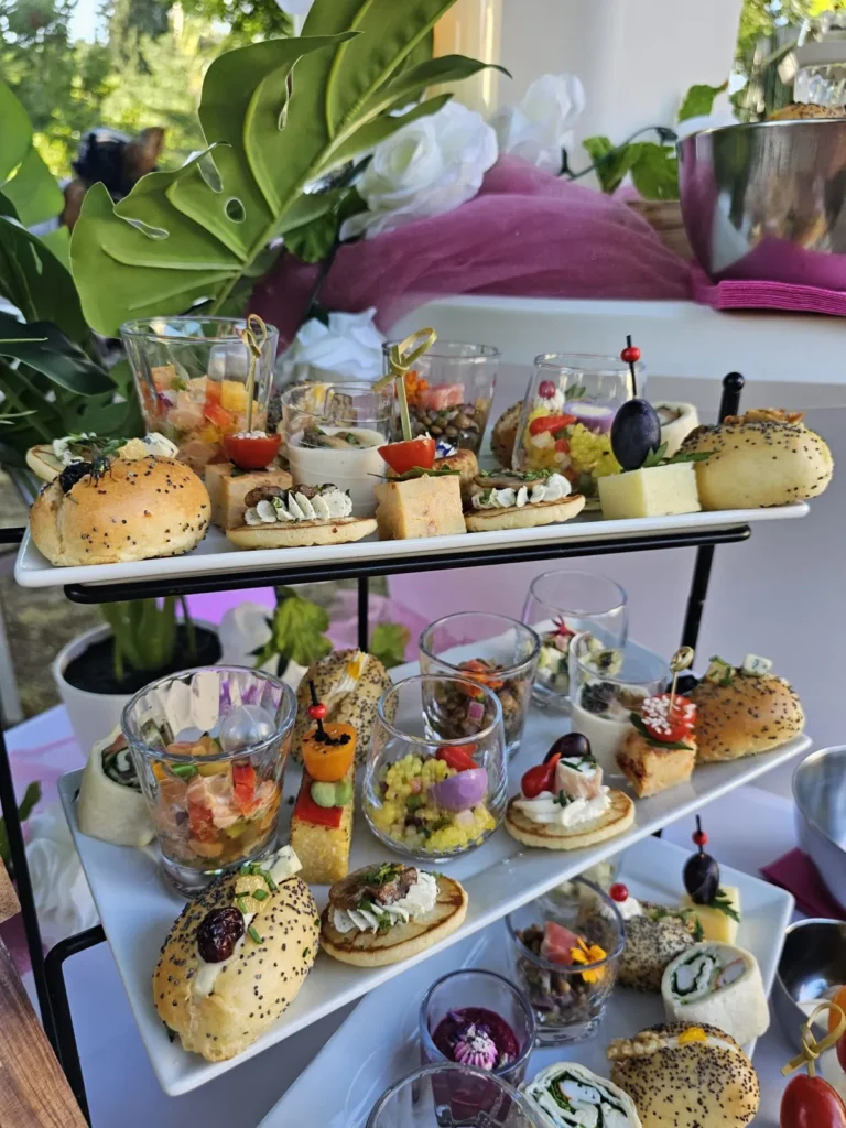 Présentoir à trois étages rempli de pièces cocktails salées variées — Audrey Traiteur et Saveurs, Murviel-lès-Béziers