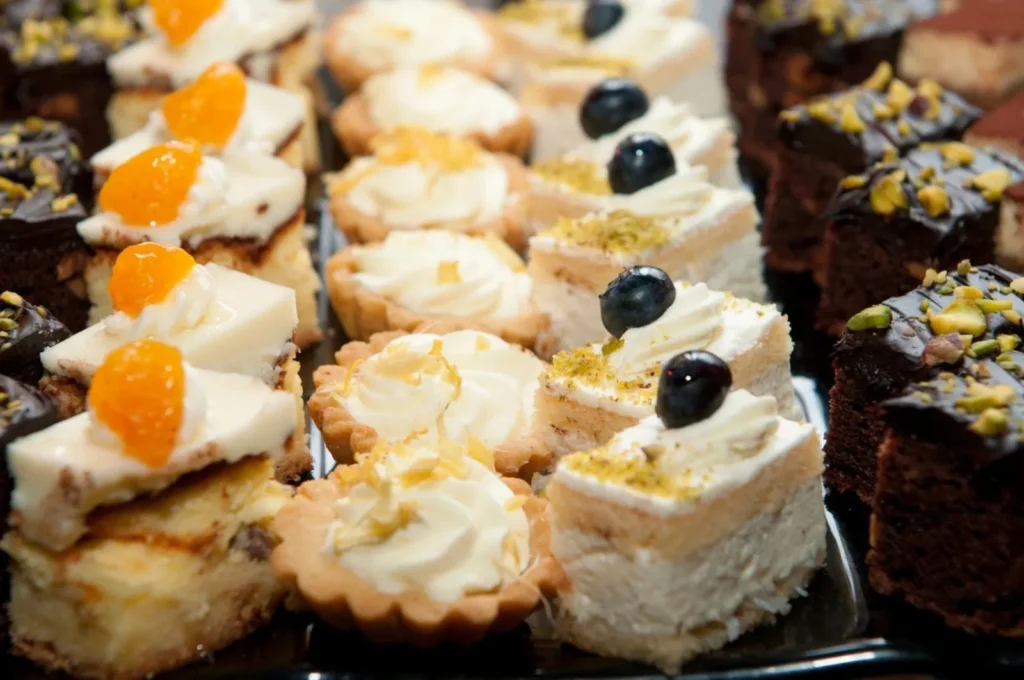 Assortiment de mignardises et petits fours présentés sur plateau — Traiteur Del Païs, mariages à Narbonne