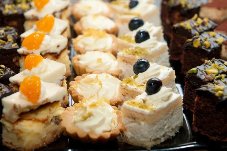 Assortiment de mignardises et petits fours présentés sur plateau — Traiteur Del Païs, mariages à Narbonne