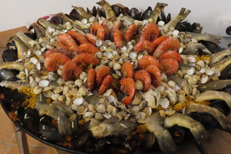 Grand plat de fruits de mer avec crevettes, coques et moules — Les Traiteurs d’Occitanie, traiteur de mariage près de Narbonne