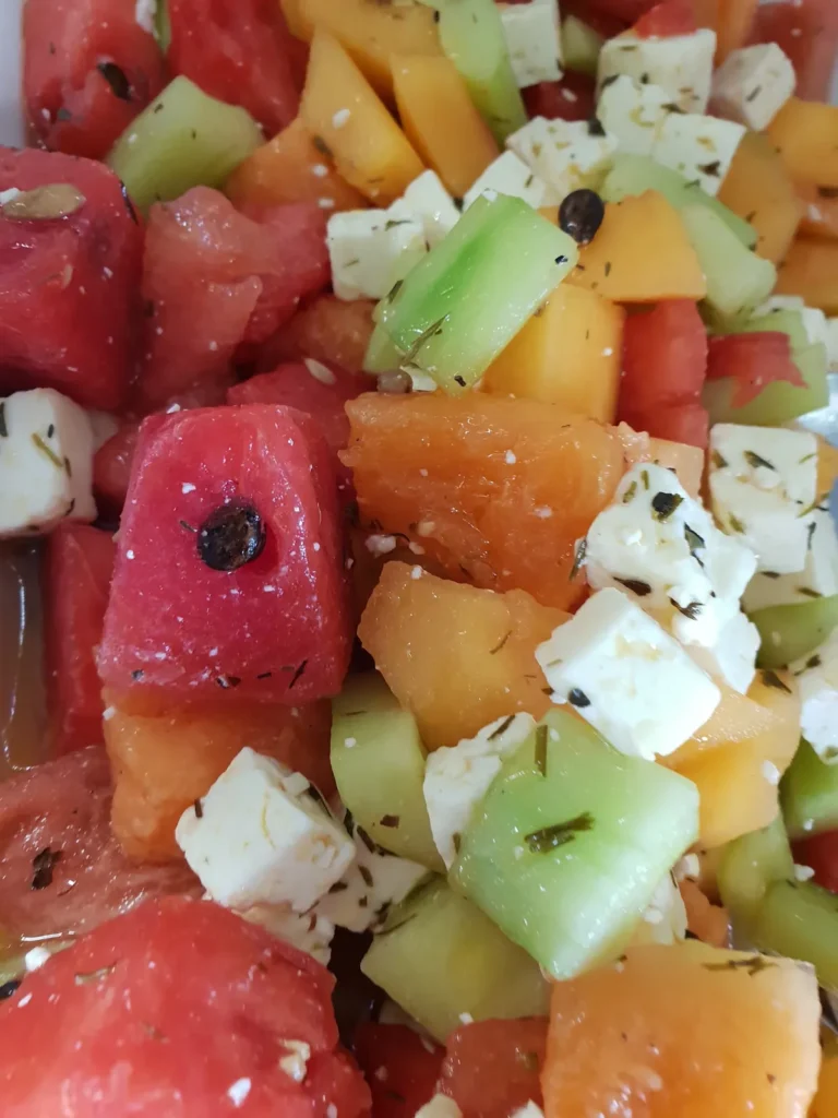 Salade de cubes de pastèque, melon, concombre et dés de feta parsemés d’herbes — À la Fourchette des Arènes, Nîmes