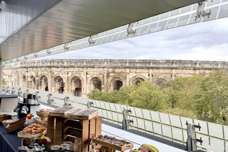 Buffet de desserts et de fruits frais en terrasse, face aux arènes de Nîmes — La Petite Cuisine, traiteur de mariage près de Nîmes