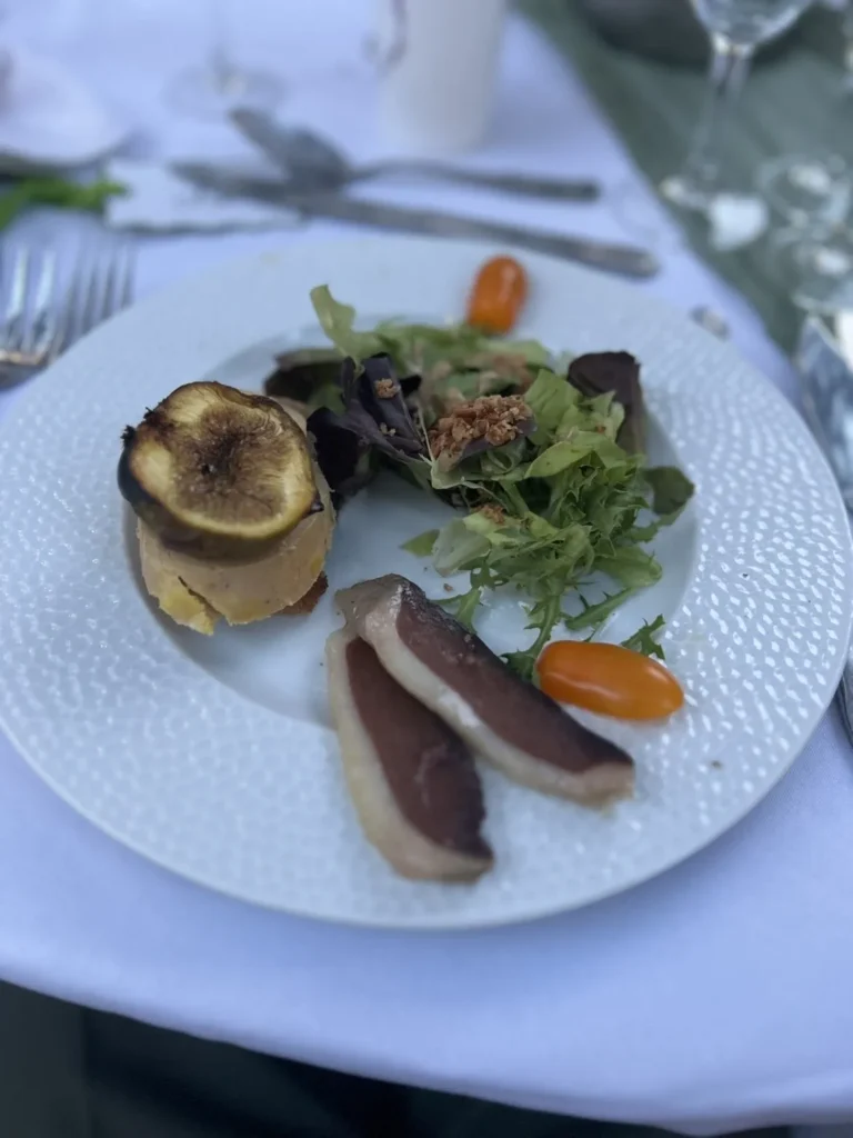 Entrée de foie gras avec figue rôtie, magret de canard et salade verte — L’Occitane Traiteur, Nîmes