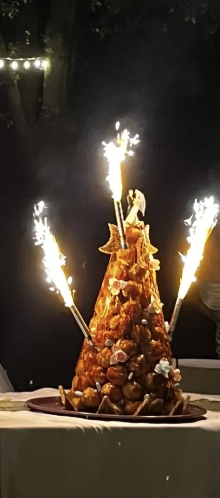 Pièce montée dorée de choux à la crème avec figurine de mariés et cierges magiques — L’Occitane Traiteur, Nîmes