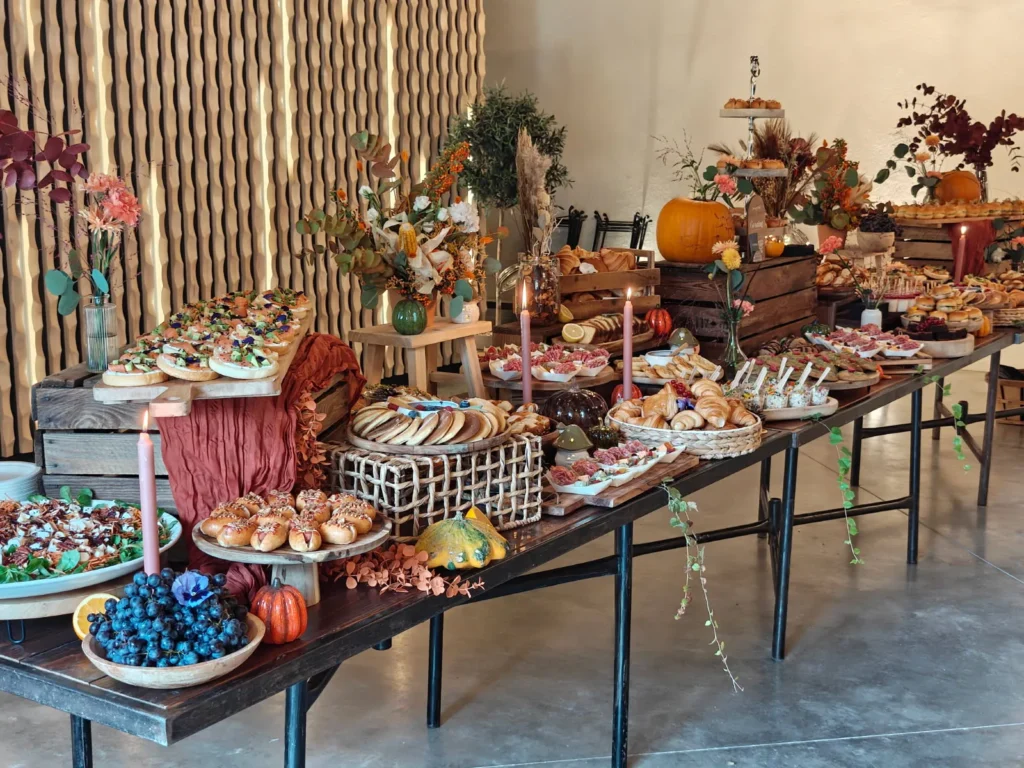Grand buffet traiteur automnal avec canapés, viennoiseries, salades et fruits frais pour un événement — Grazing Montpellier, traiteur de mariage à Saint-Georges-d’Orques