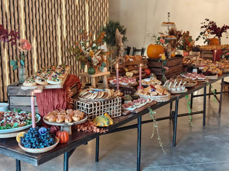 Grand buffet traiteur automnal avec canapés, viennoiseries, salades et fruits frais pour un événement — Grazing Montpellier, traiteur de mariage à Saint-Georges-d’Orques