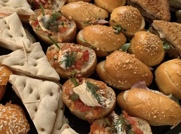 Assortiment de petits fours salés, mini-sandwichs et bruschettas variés pour un cocktail de mariage — Traiteur des Garrigues, mariages à Saint-Jean-de-Védas