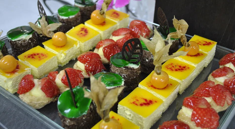 Plateau de petits desserts variés avec carrés à la physalis, tartelettes aux fraises et gâteaux — Grain de Sel, traiteur de mariage à Thézan-lès-Béziers